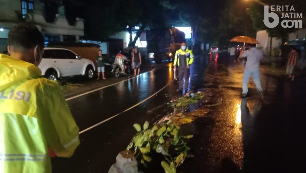 Menyeberang Jalan saat Hujan, Pemotor Terlindas Truk