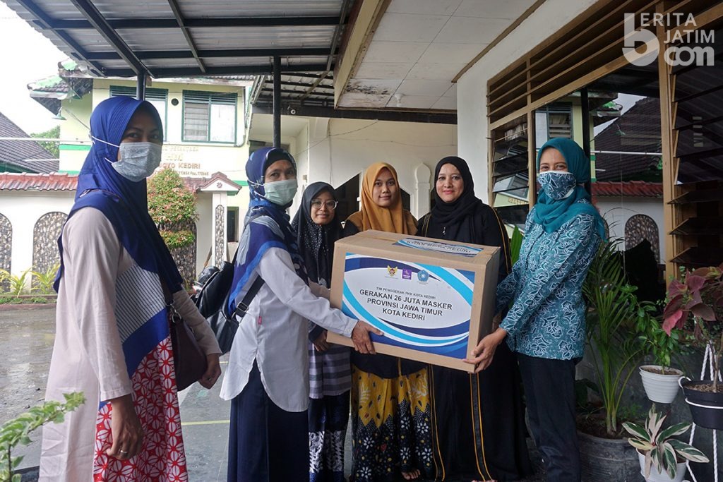 Ketua TP PKK Kota Kediri Bagikan 4.000 Lembar Masker untuk Ponpes Putri HMQ Lirboyo