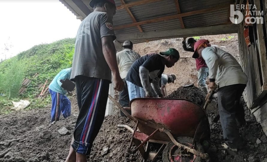 Rumah Diterjang Tanah Longsor, Sekeluarga di Lereng Wilis Kediri Mengungsi
