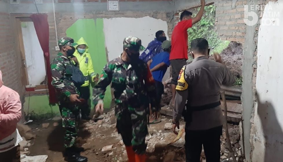 Longsor Terjang Rumah di Pulung Ponorogo