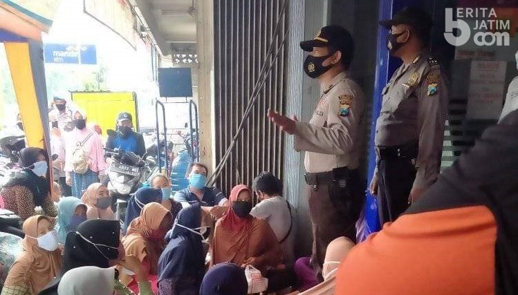 Tak Jaga Jarak, Polisi Tertibkan Antrean Banpres UKM