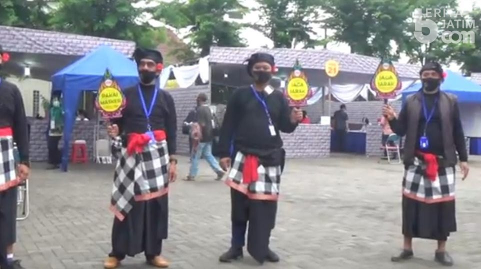 TPS Unik Rungkut Mapan Surabaya, Kerahkan Satgas Covid Berpakaian Pecalang