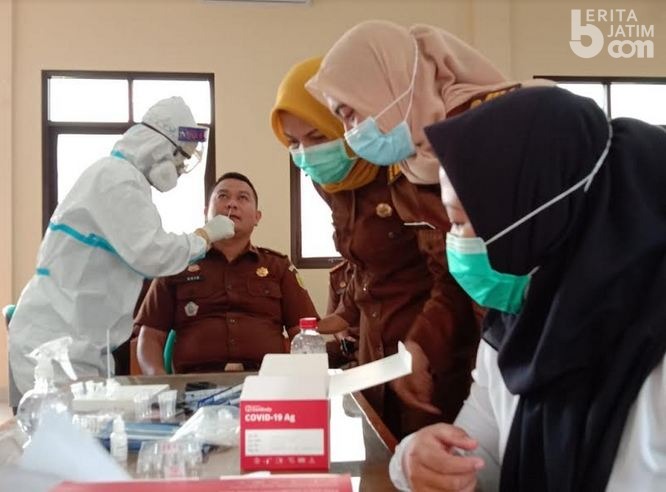 Puluhan Staf Kejari Kabupaten Malang Jalani Swab Test