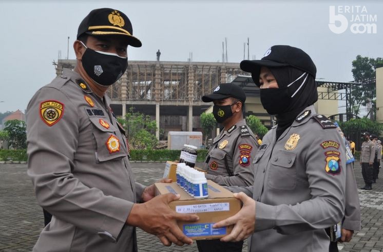 PPKM Sidoarjo, Kapolresta Bekali Anggota dengan Probiotik dan Vitamin