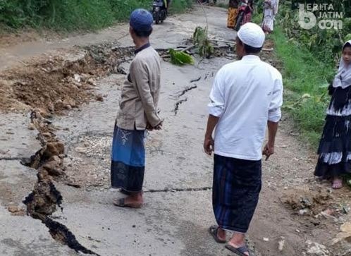 Jalan Raya Kabupaten Sampang Retak dan Rusak Parah