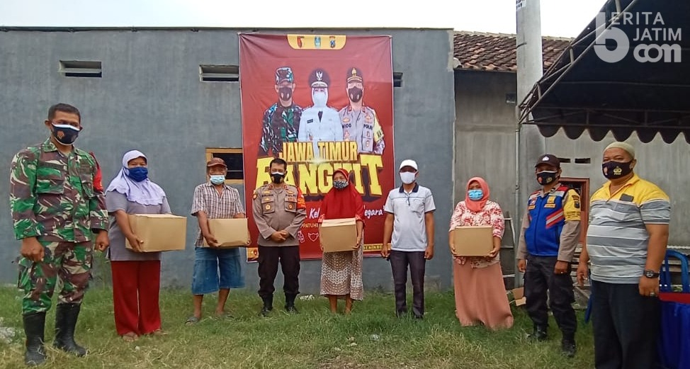 Warga Terdampak Banjir Kalimas di Dusun Badas Terima Bantuan Sembako