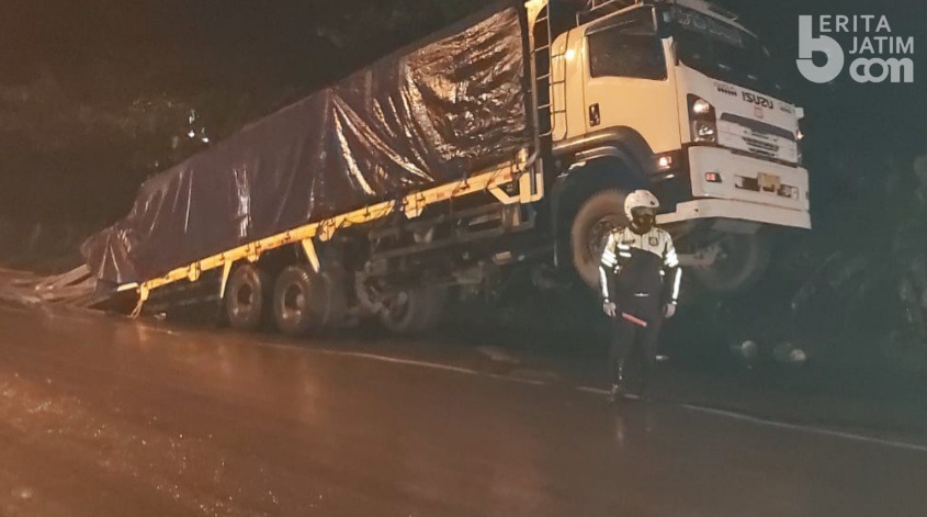 Muatan Tumpah di Jalan, Truk Tronton Jumping di Pantura Tuban