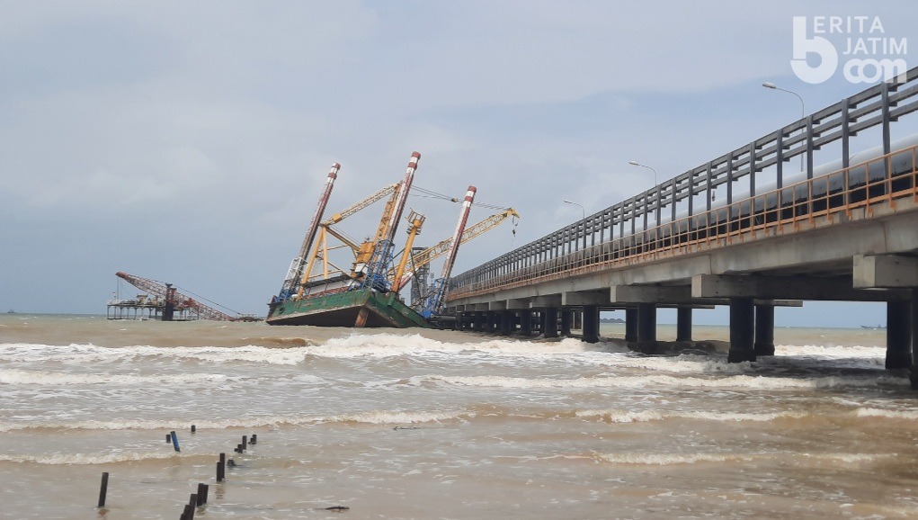 Cuaca Ekstrem, 2 Tongkang di Proyek Pelabuhan SBI Tenggelam