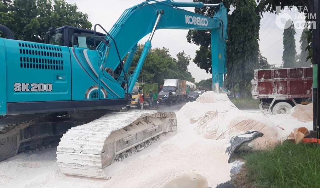 Puluhan Ton Bubuk Kalsium Tumpah di Jalan, Jalur Pantura Tuban Macet