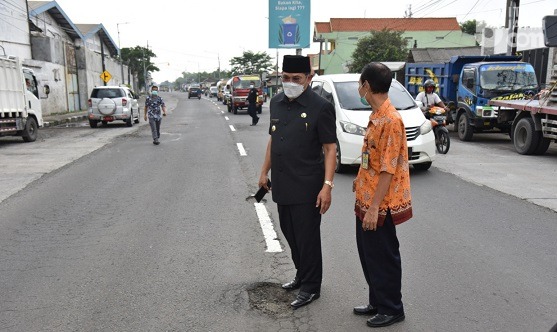 Respon Cak Hud Usai Terima Laporan Warga yang Jatuh di Jalan Berlubang