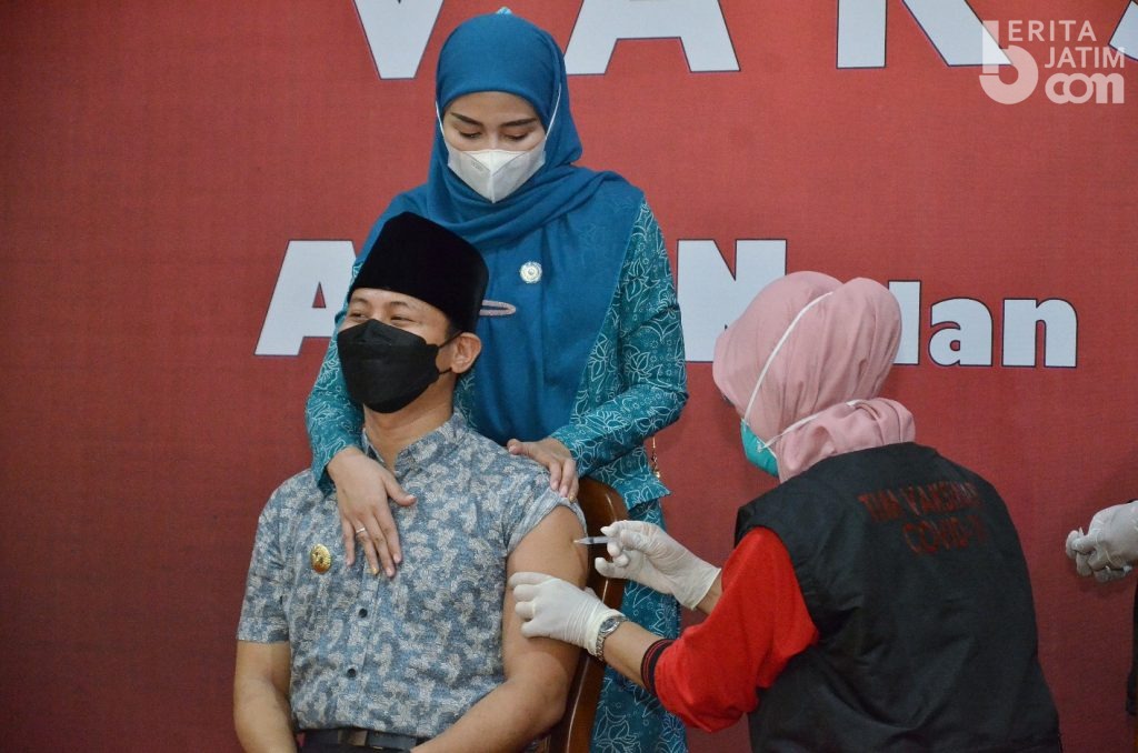 Suntikan Pertama Bupati Arifin Tandai Dimulainya Vaksinasi Covid-19 di Trenggalek