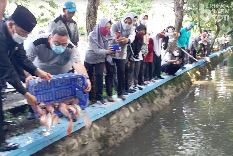 Pj Bupati Sidoarjo Tebar 1.000 Benih Ikan Nila di Sungai Sebelah Barat Pendopo