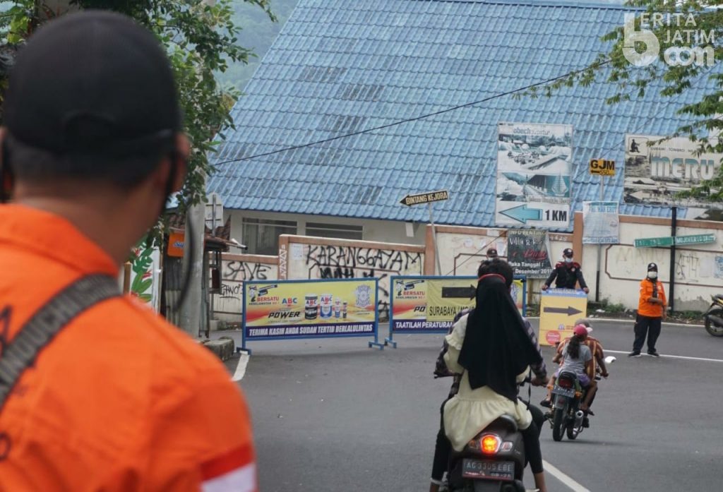 Antisipasi Kerumunan Massa Saat Libur Tahun Baru, Petugas Lakukan Penyekatan di Kawasan Wisata Mojokerto