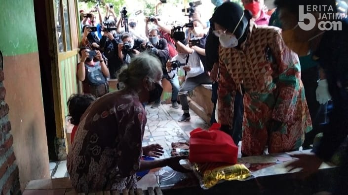 PDI Perjuangan Bela Mensos Risma yang Sering Blusukan