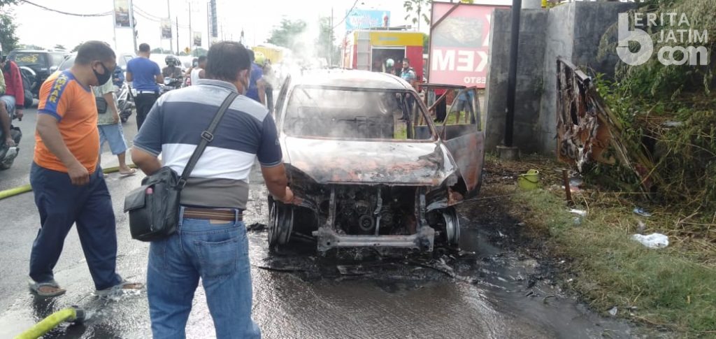 Diduga Korsleting Listrik, Mobil Hangus Terbakar di Bangkalan