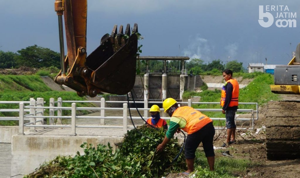 Atasi Banjir Tempuran Mojokerto, Petugas Mulai Bersihkan Sungai