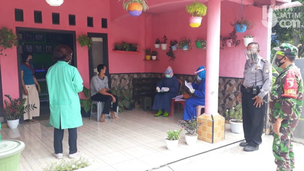 Bhabinkamtibmas dan Babinsa Desa Wirobiting Prambon Dampingi Tracing Covid-19 Warga