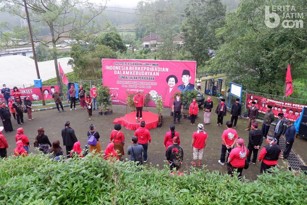 PDIP Jatim Tanam Pohon, Bersihkan Sungai dan Bagikan 2201 Tumpeng
