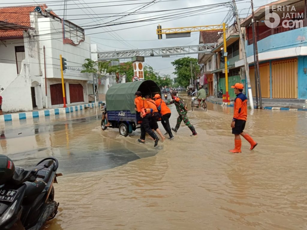 Sungai Kemuning Meluap, Jalan Raya Sampang-Ketapang Terputus