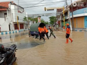 Sungai Kemuning Meluap, Jalan Raya Sampang-Ketapang Terputus