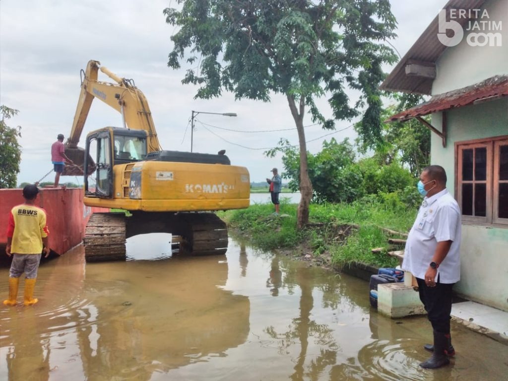 Tanggul Jebol Akibat Luapan Kali Lamong Mulai Diperbaiki