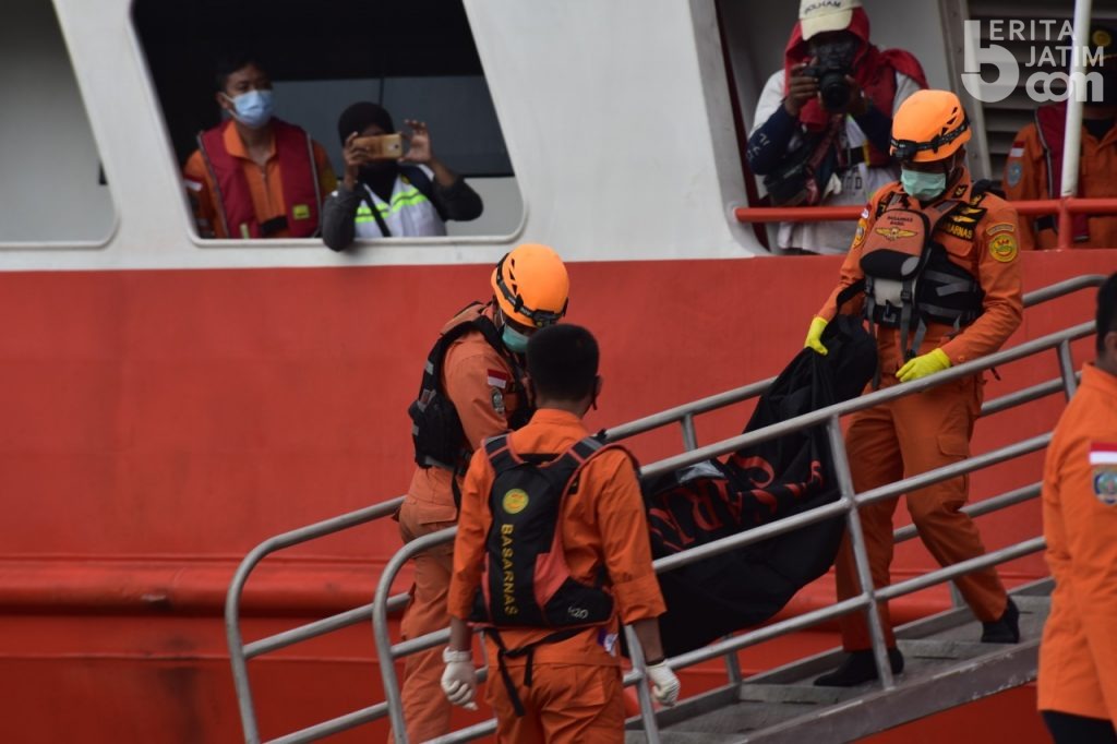 Dua Kapal Evakuasi 46 Kantong Jenazah