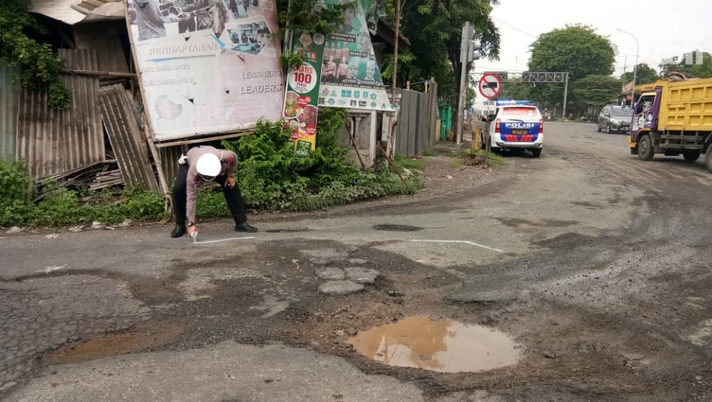 Banyak Jalan Berlubang, Satlantas Polres Mojokerto Lakukan Ini