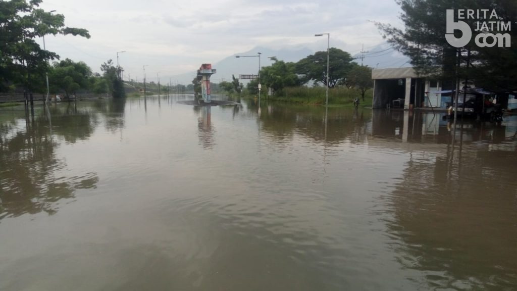 Curah Hujan Tinggi, Jalan Raya Porong Langganan Tenggelam
