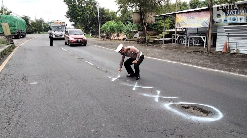 Satlantas Polres Mojokerto Gencar Tandai Jalan Berlubang