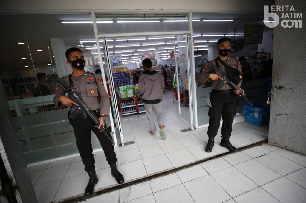Aparat Kepolisian Dampingi Kegiatan Jual Beli Toko dan SPBU Selama Masa Darurat Gempabumi Sulbar