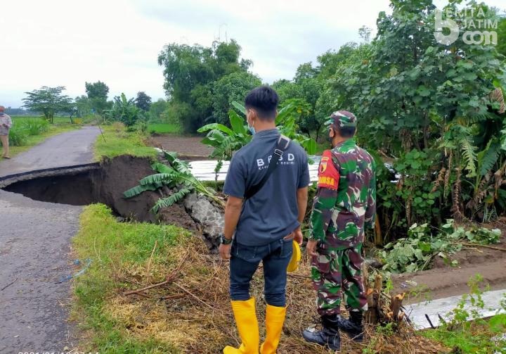 Tergerus Arus Sungai, Jembatan Penghubung Dusun Amblas