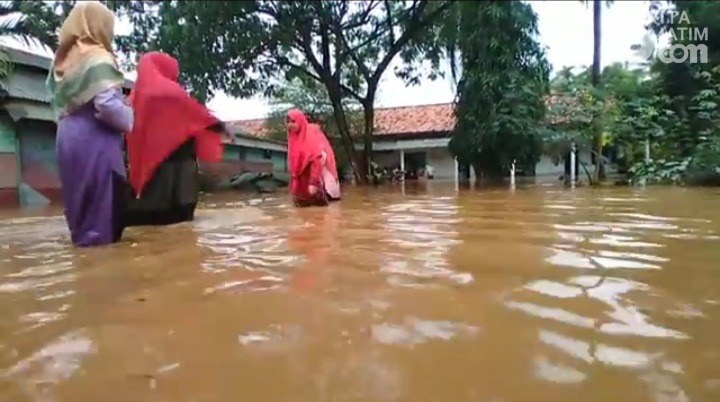 Banjir Masuk Dapur, Santriwati Hanya Bisa Makan Mie Instan