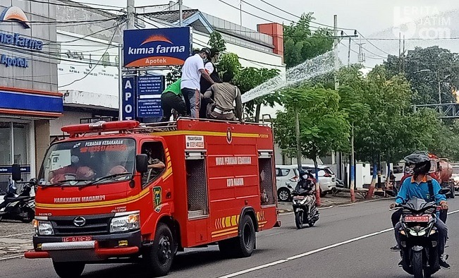 Wali Kota Madiun Pimpin Penyemprotan Disinfektan Massal