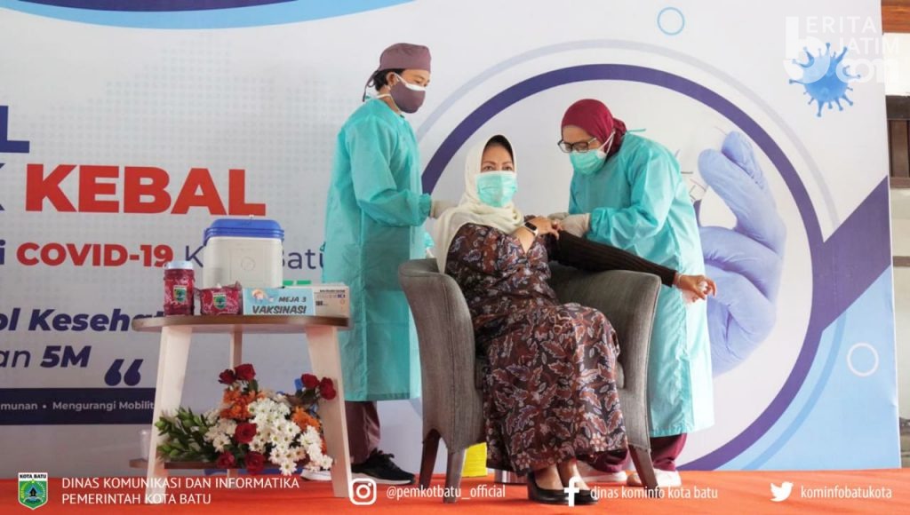 Orang Pertama di Kota Batu Disuntik Vaksin Sinovac: Wali Kota Dewanti