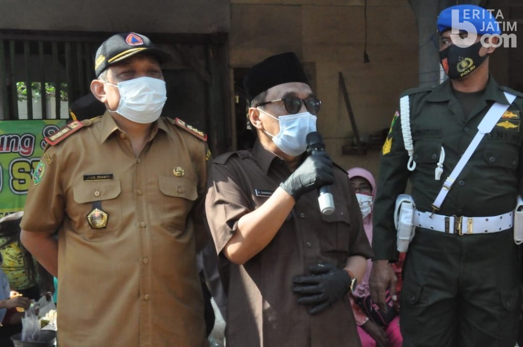 Pedagang dan Pengunjung Pasar Dermosari Trenggalek Diminta Patuhi Prokes
