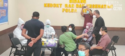 Keluarga Kru Pesawat Sriwijaya Air Asal Surabaya Serahkan Sampel DNA
