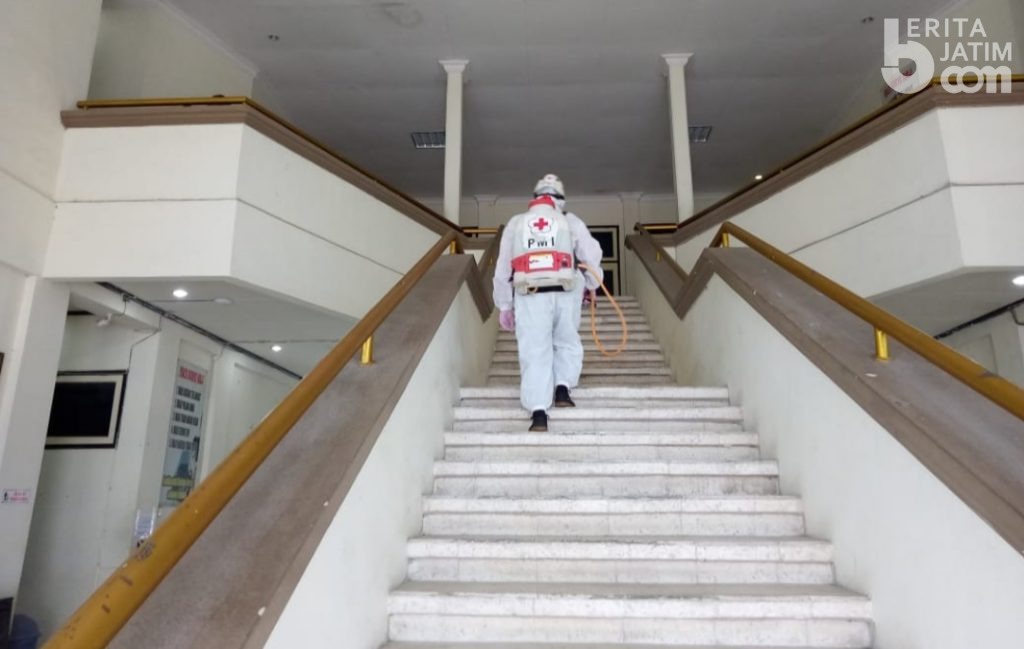 PMI Pamekasan Semprotkan Cairan Disinfektan