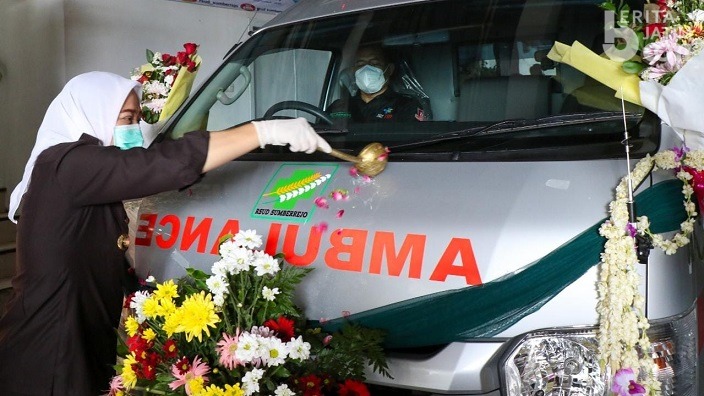 Bupati Bojonegoro Basuh Ambulans Baru Pakai Air Kembang