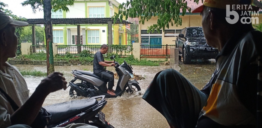 Hujan Deras, Ruas Jalan di Pamekasan Tergenang Air