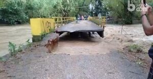 Banjir, Jembatan Antar Desa di Palengaan Pamekasan Putus