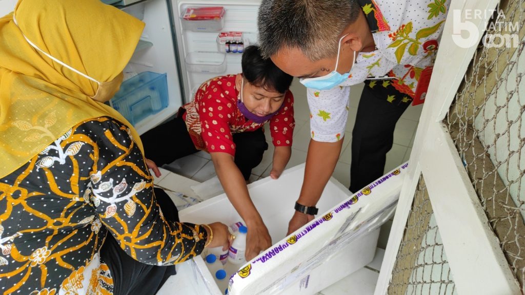 Cegah Flu Burung, DKPP Kabupaten Kediri Gelontor 389.170 Vaksin AI untuk Peternak Ayam Petelur