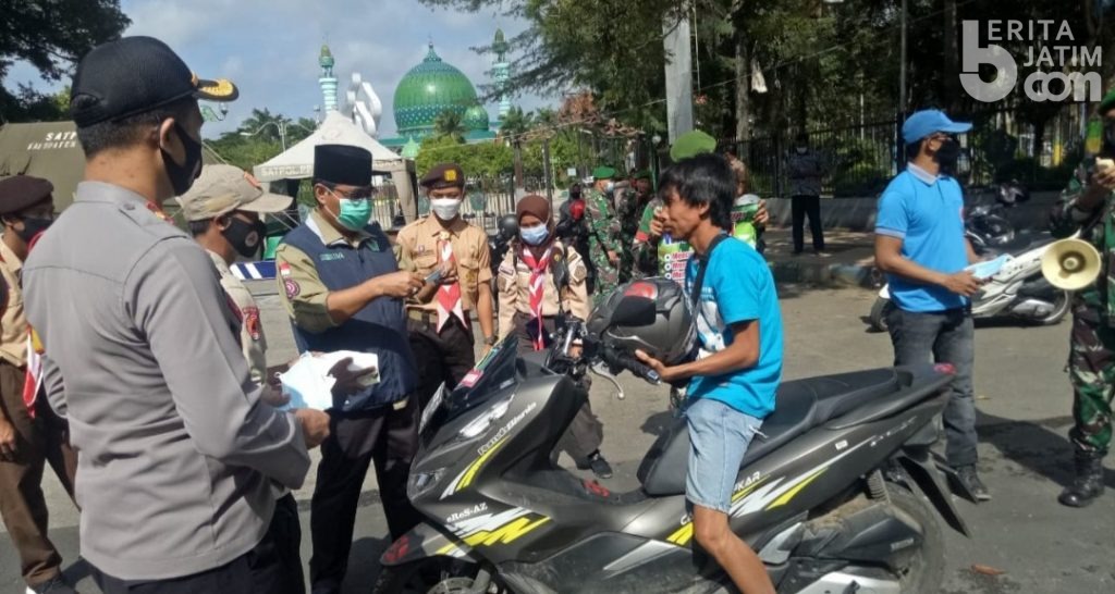 Bagikan Masker Gratis, Upaya Edukasi dan Sosialisasi Pandemi di Pamekasan