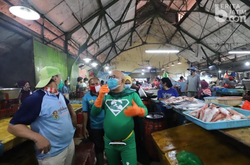 Masuk Pasar Kapasan, New Man Sosialisasi Pakai Masker dengan Bahasa Madura