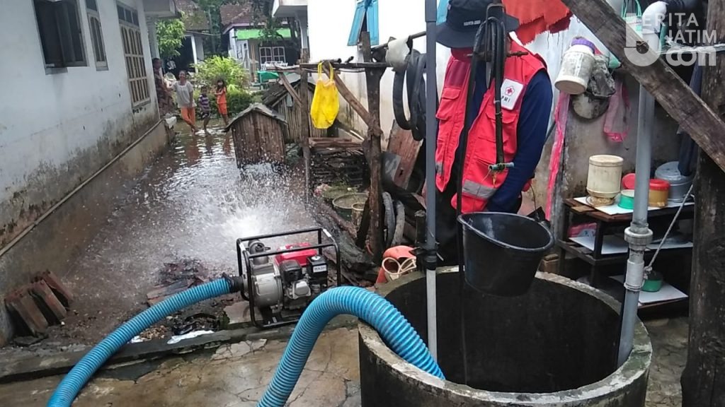 PMI Jember Kuras Sumur Korban Banjir