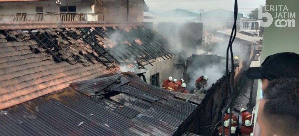Toko Bangunan di Tandes Surabaya Terbakar