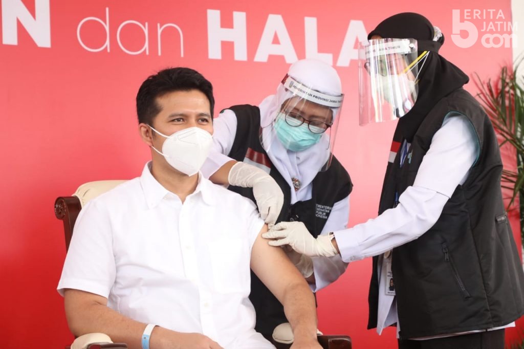 Wagub Jatim Emil Orang Pertama yang Divaksin di Grahadi