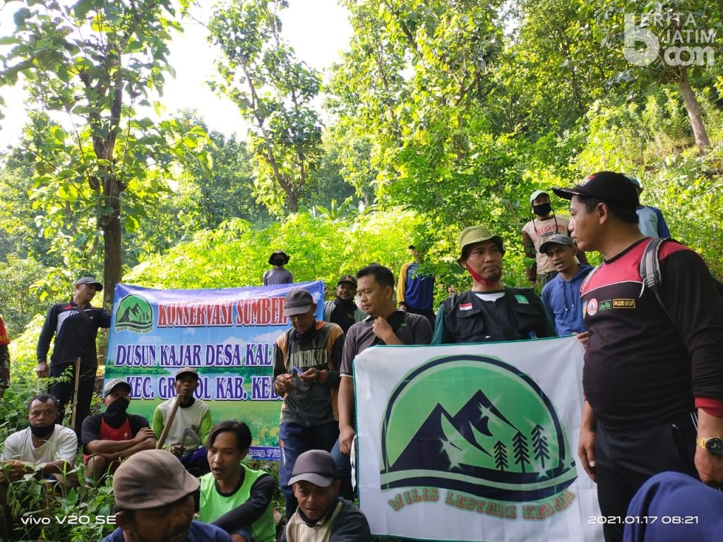 Wilis Lestari Kediri Bersama Warga Tanam 200 Pohon di Sumber Air Kajar di Lereng Wilis