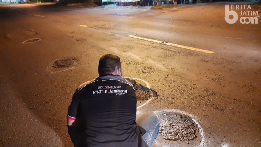 Minimalisir Kecelakaan, Bold Riders Jombang Tandai Jalan Berlubang