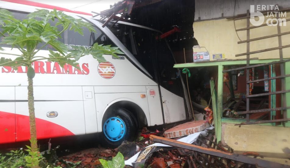 Sopir Tidak Hafal Jalan, Bus Sindoro Tabrak Rumah di Magetan