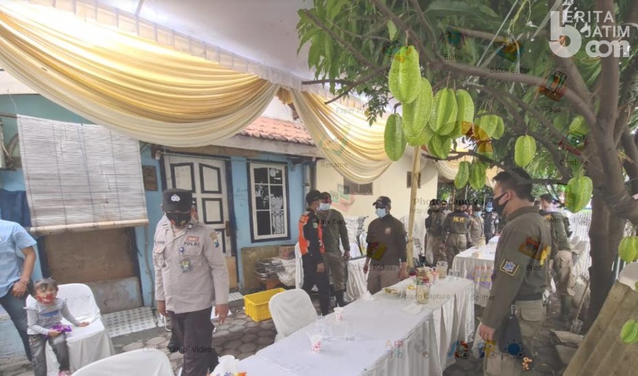 Aparat Gabungan Tata Kursi Hajatan di Ngagel Rejo